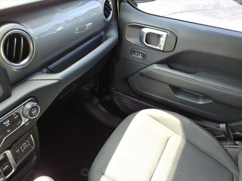 Used 2018 Jeep Wrangler Unlimited Sahara w/ LED Lighting Group AWD/4WD image 34