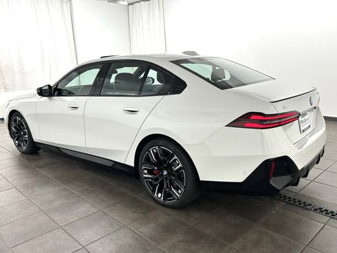 Used 2025 BMW i5 M60 w/ Premium Package image 3