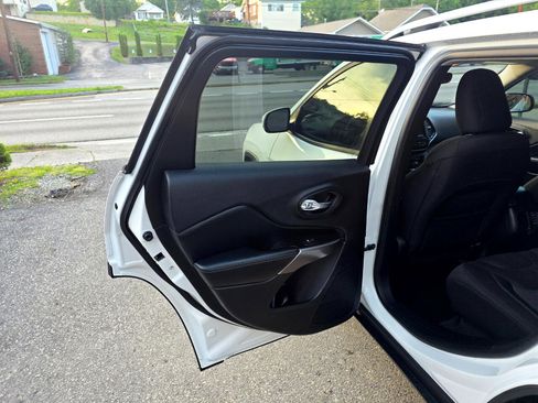 Used 2021 Jeep Cherokee Latitude image 11