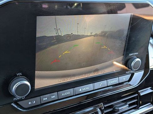 Used 2022 Nissan Pathfinder SV image 13