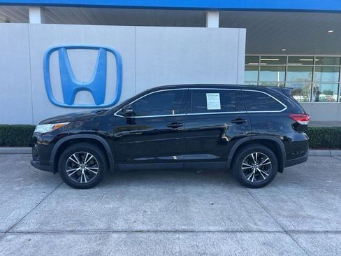 Used 2019 Toyota Highlander LE AWD/4WD image 5