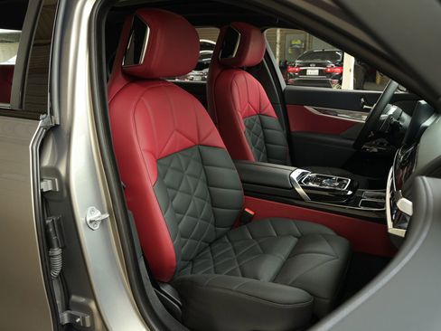 Used 2025 BMW 740i image 4