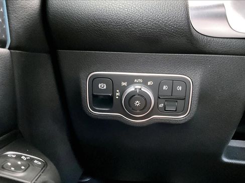 Used 2025 Mercedes-Benz GLB 250 image 36