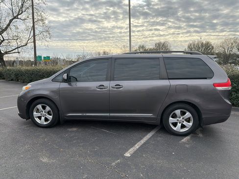 Used 2013 Toyota Sienna LE image 7