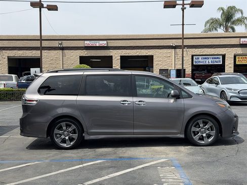 Used 2018 Toyota Sienna SE FWD image 4