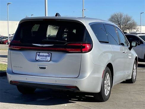 Used 2024 Chrysler Pacifica Touring-L image 4