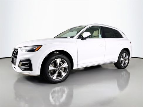 Used 2023 Audi Q5 2.0T Premium w/ Convenience Package image 3