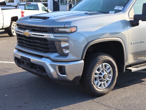 Used 2025 Chevrolet Silverado 2500 LT w/ Convenience Package AWD/4WD image 5