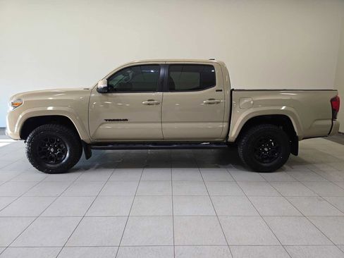 Used 2020 Toyota Tacoma SR5 AWD/4WD image 3