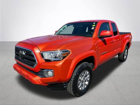 Used 2018 Toyota Tacoma SR5 AWD/4WD image 2