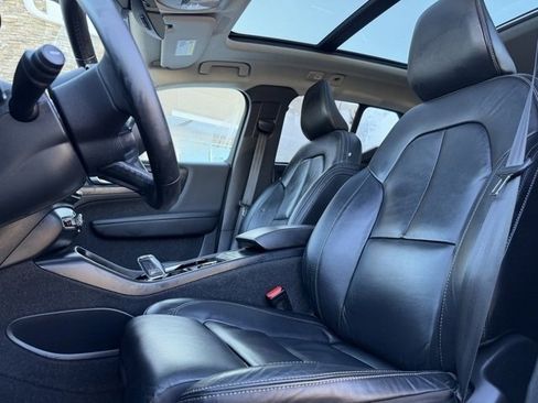 Used 2023 Volvo XC40 B5 Plus image 13