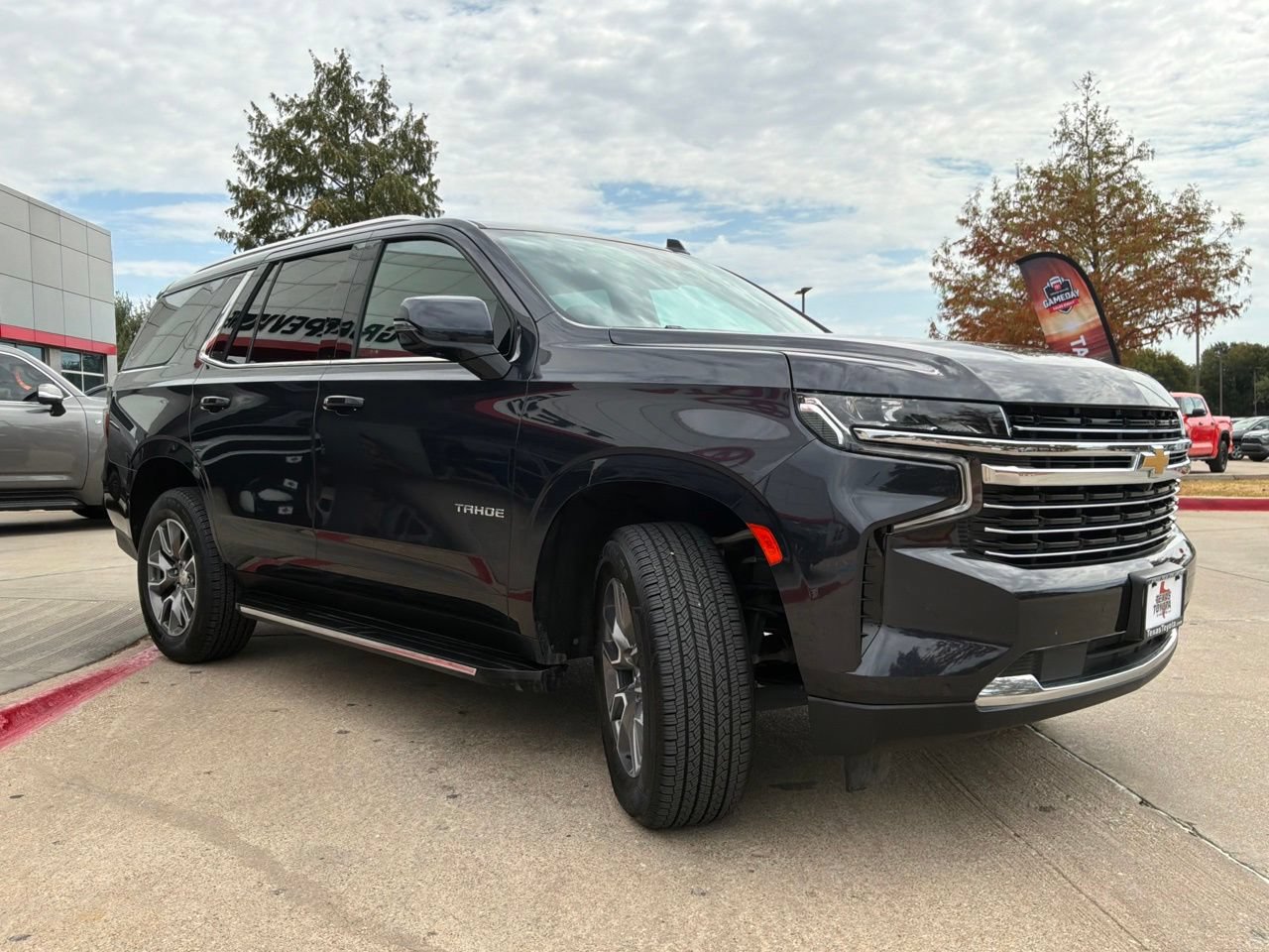 Used 2024 Chevrolet Tahoe LT w/ Luxury Package AWD/4WD image 4