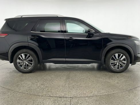 Used 2025 Nissan Pathfinder SV FWD image 11