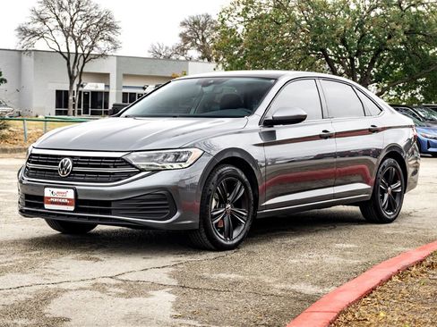 Used 2023 Volkswagen Jetta SE image 9