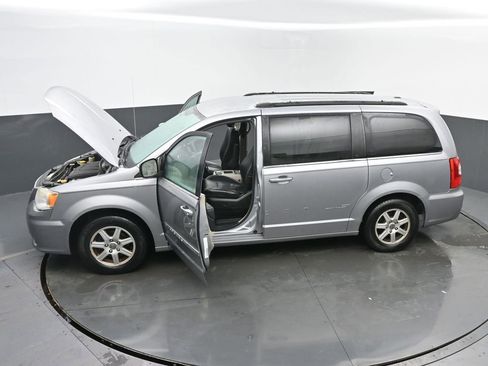 Used 2013 Chrysler Town & Country Touring image 58