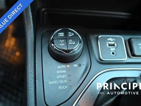 Used 2020 Jeep Cherokee Trailhawk image 17