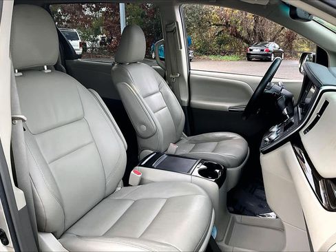 Certified 2017 Toyota Sienna XLE w/ XLE Navigation Package image 8