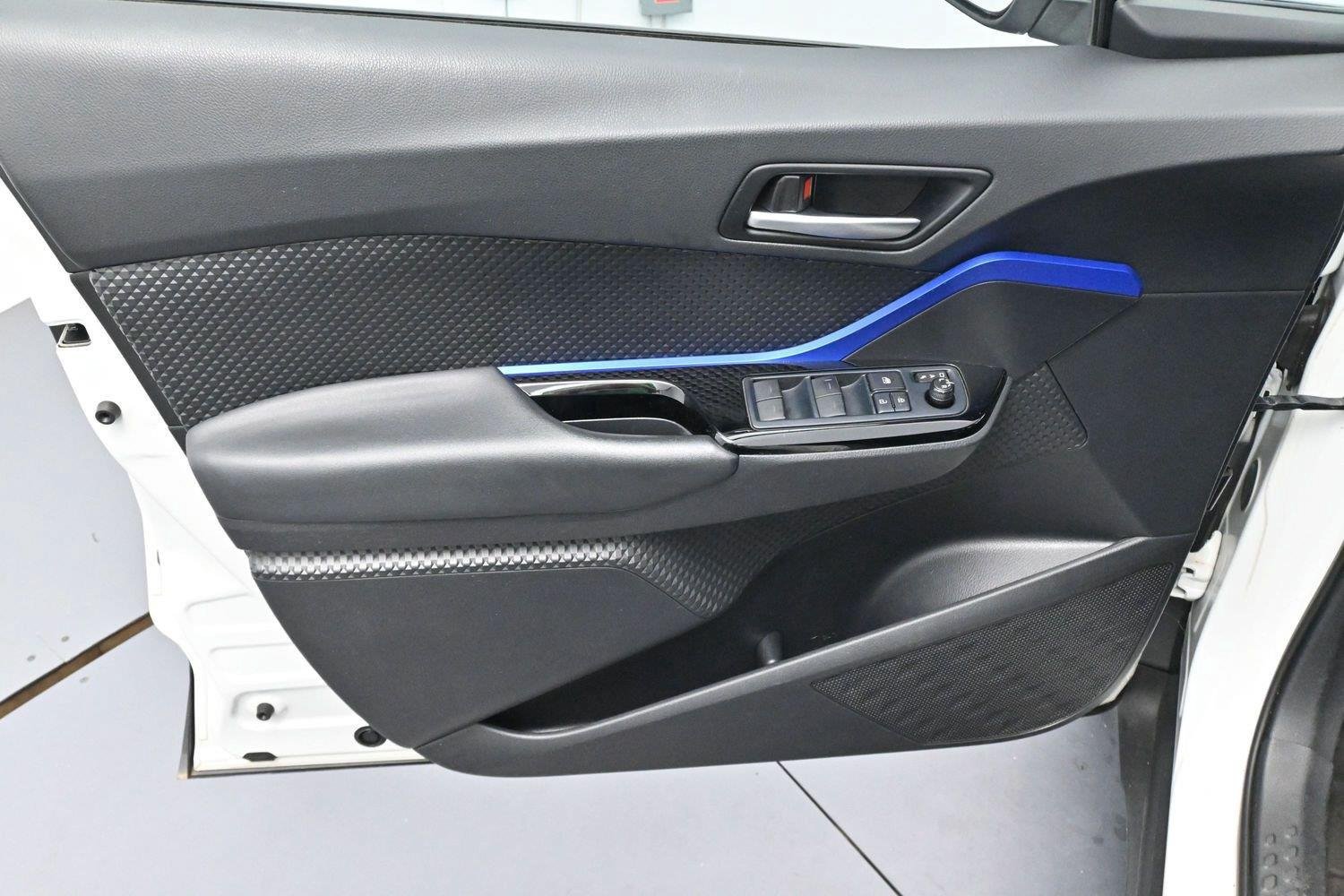 Used 2022 Toyota C-HR XLE FWD image 10