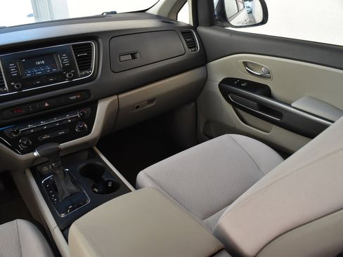 Used 2018 Kia Sedona L image 34