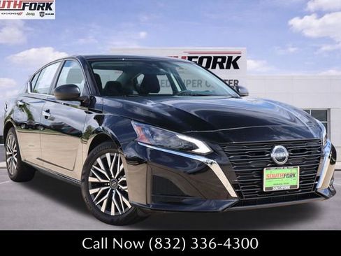 Used 2025 Nissan Altima 2.5 SV FWD image 1