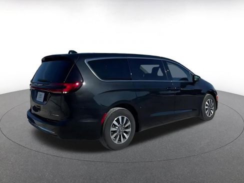 Used 2023 Chrysler Pacifica Touring-L image 12