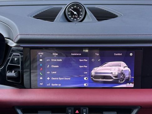 Certified 2025 Porsche Macan Electric image 27