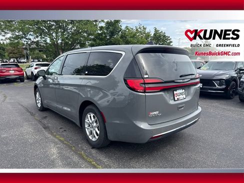 Used 2023 Chrysler Pacifica Touring-L FWD image 10