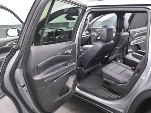 Used 2025 Chevrolet Traverse LT image 20