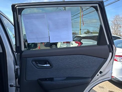 Used 2023 Nissan Rogue SV image 16