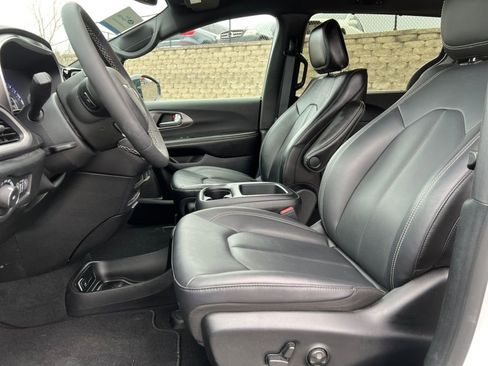 Used 2026 Chrysler Pacifica Select image 3