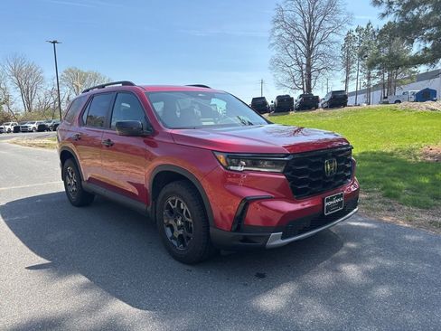 Used 2025 Honda Pilot TrailSport image 3
