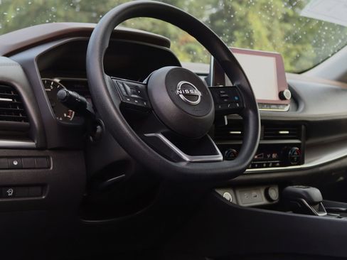 Used 2023 Nissan Rogue SV image 17