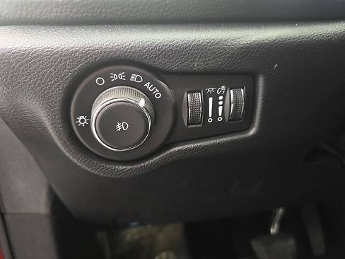 Used 2026 Chrysler Pacifica Limited FWD image 8
