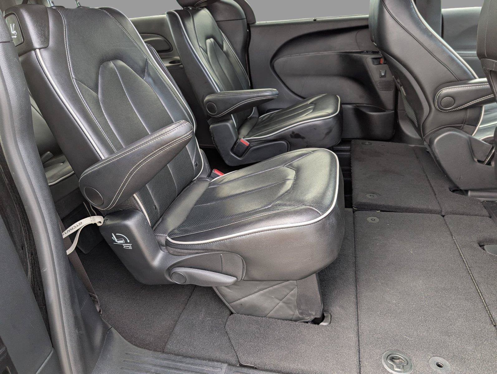 Used 2025 Chrysler Pacifica Limited FWD image 37