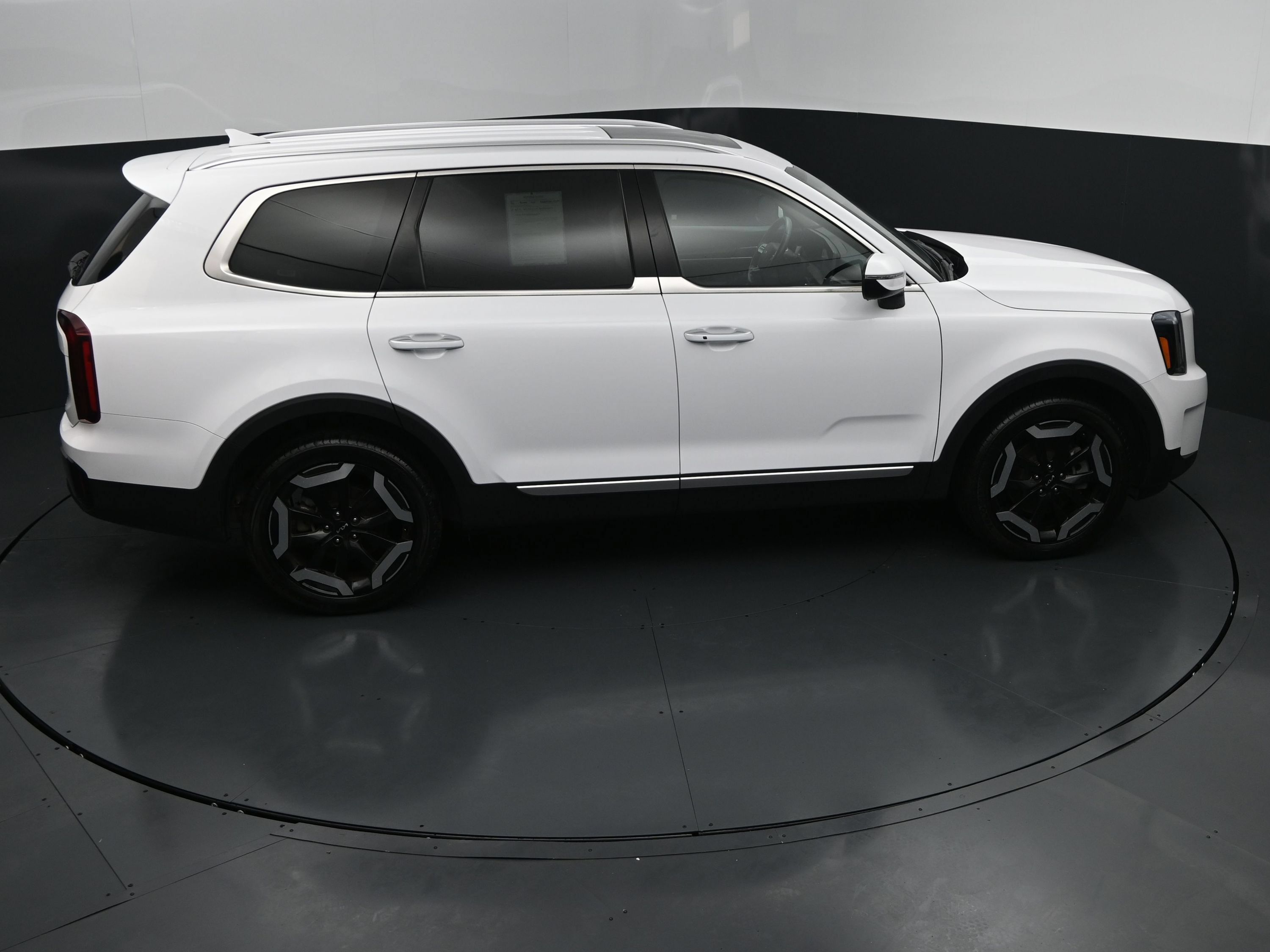 Used 2025 Kia Telluride S FWD image 32