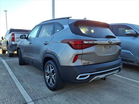 Used 2021 Kia Seltos EX image 2