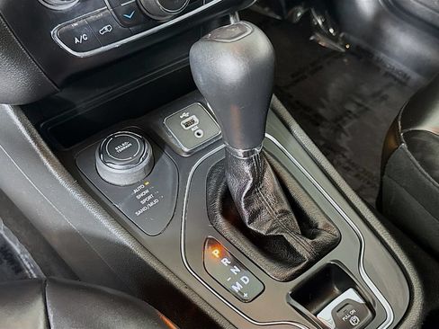 Used 2019 Jeep Cherokee Latitude Plus w/ Comfort/Convenience Group AWD/4WD image 16