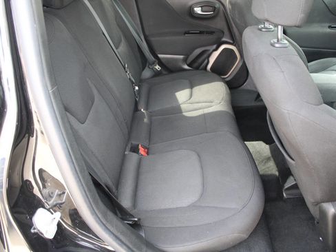 Used 2015 Jeep Renegade Latitude image 6