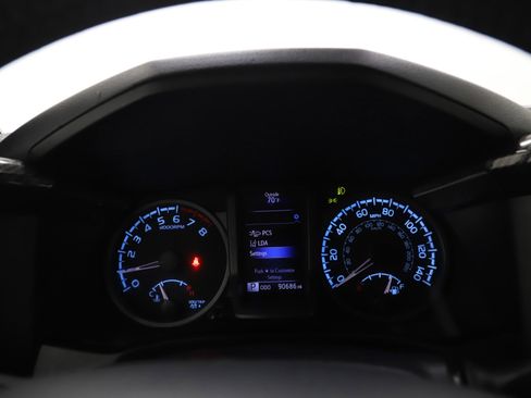 Used 2018 Toyota Tacoma TRD Sport image 27