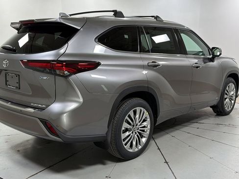 New 2026 Toyota Highlander Platinum image 5