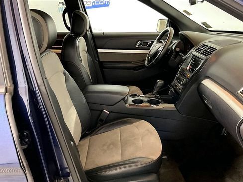 Used 2017 Ford Explorer XLT w/ Equipment Group 202A FWD image 6