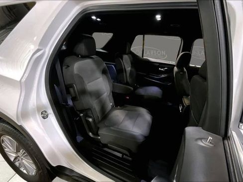 Used 2023 Chevrolet Traverse LT image 16