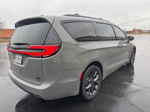 Used 2021 Chrysler Pacifica Touring-L w/ Uconnect Theater Family Group image 5
