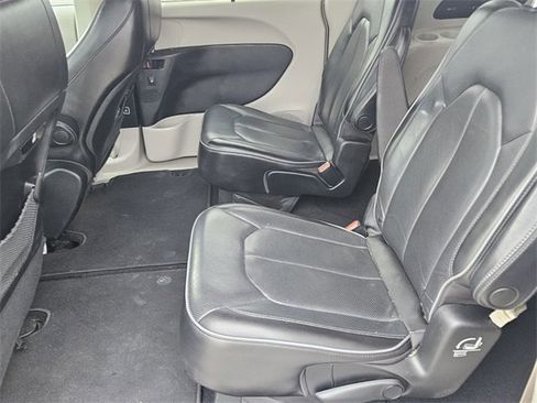 Used 2020 Chrysler Pacifica Limited image 5