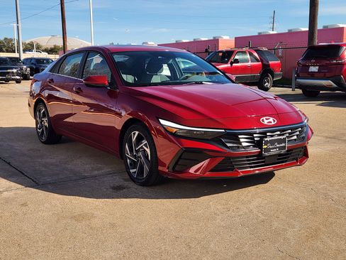 Used 2025 Hyundai Elantra SEL image 4