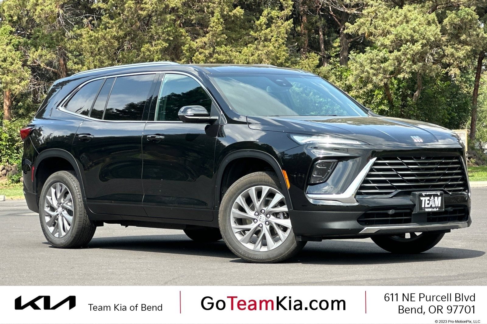 Used 2025 Buick Enclave Preferred AWD/4WD image 1