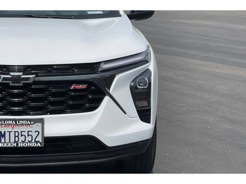 Used 2024 Chevrolet Trax RS w/ Sunroof Package FWD image 19
