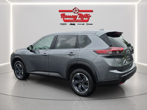 Used 2025 Nissan Rogue SV FWD image 3