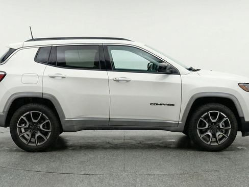 Used 2025 Jeep Compass Trailhawk AWD/4WD image 11