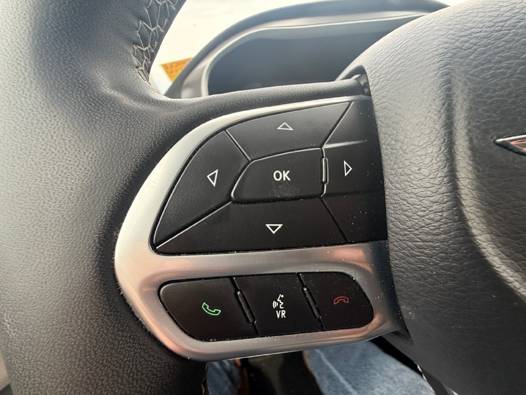 Used 2024 Chrysler Pacifica Touring-L FWD image 16